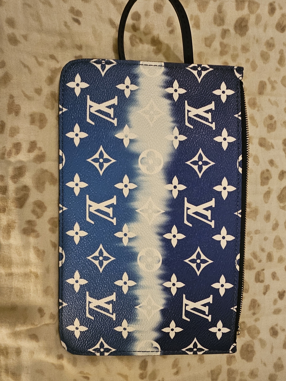 Louis Vuitton Escale Wristlet Pouch💙
